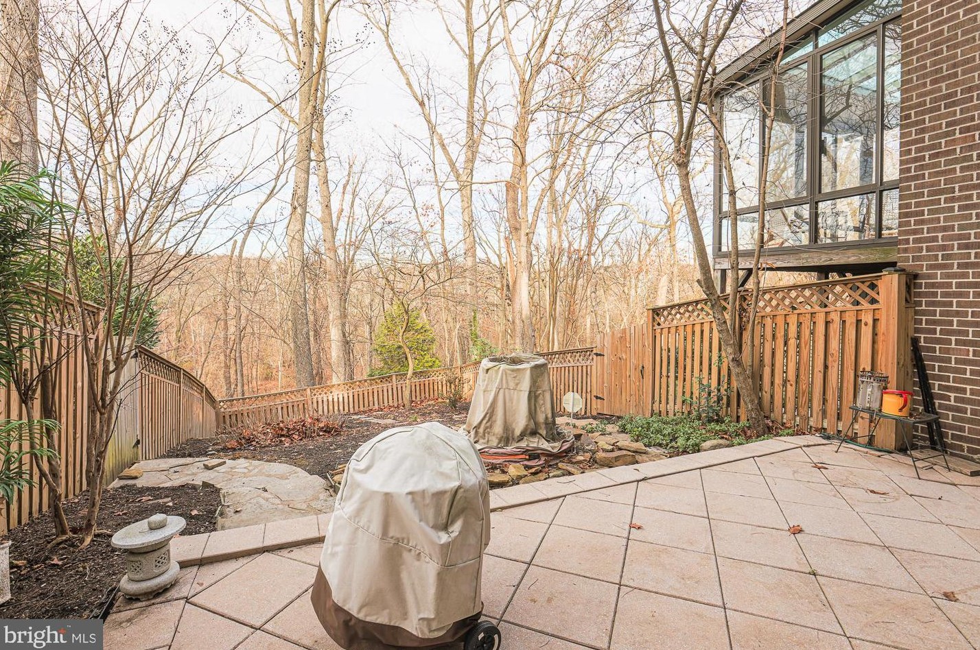 6114 Buckingham Mnr Dr, Baltimore MD 21210-1004 exterior