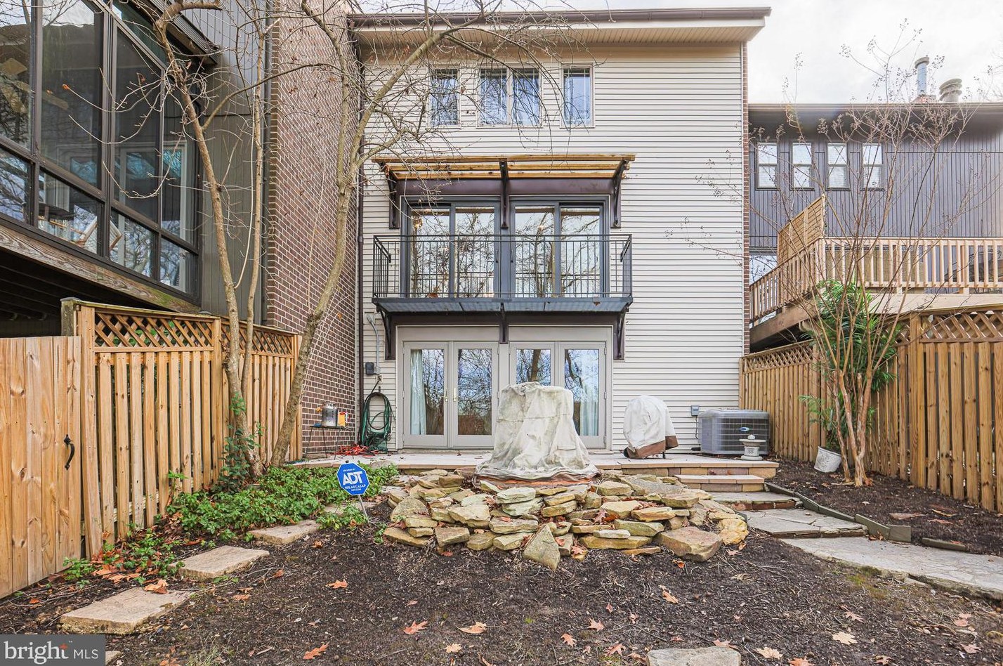 6114 Buckingham Mnr Dr, Baltimore MD 21210-1004 exterior