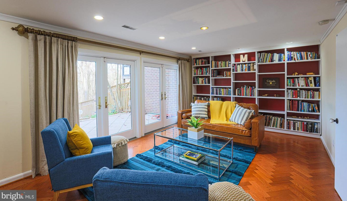 6114 Buckingham Mnr Dr, Baltimore MD 21210-1004 exterior