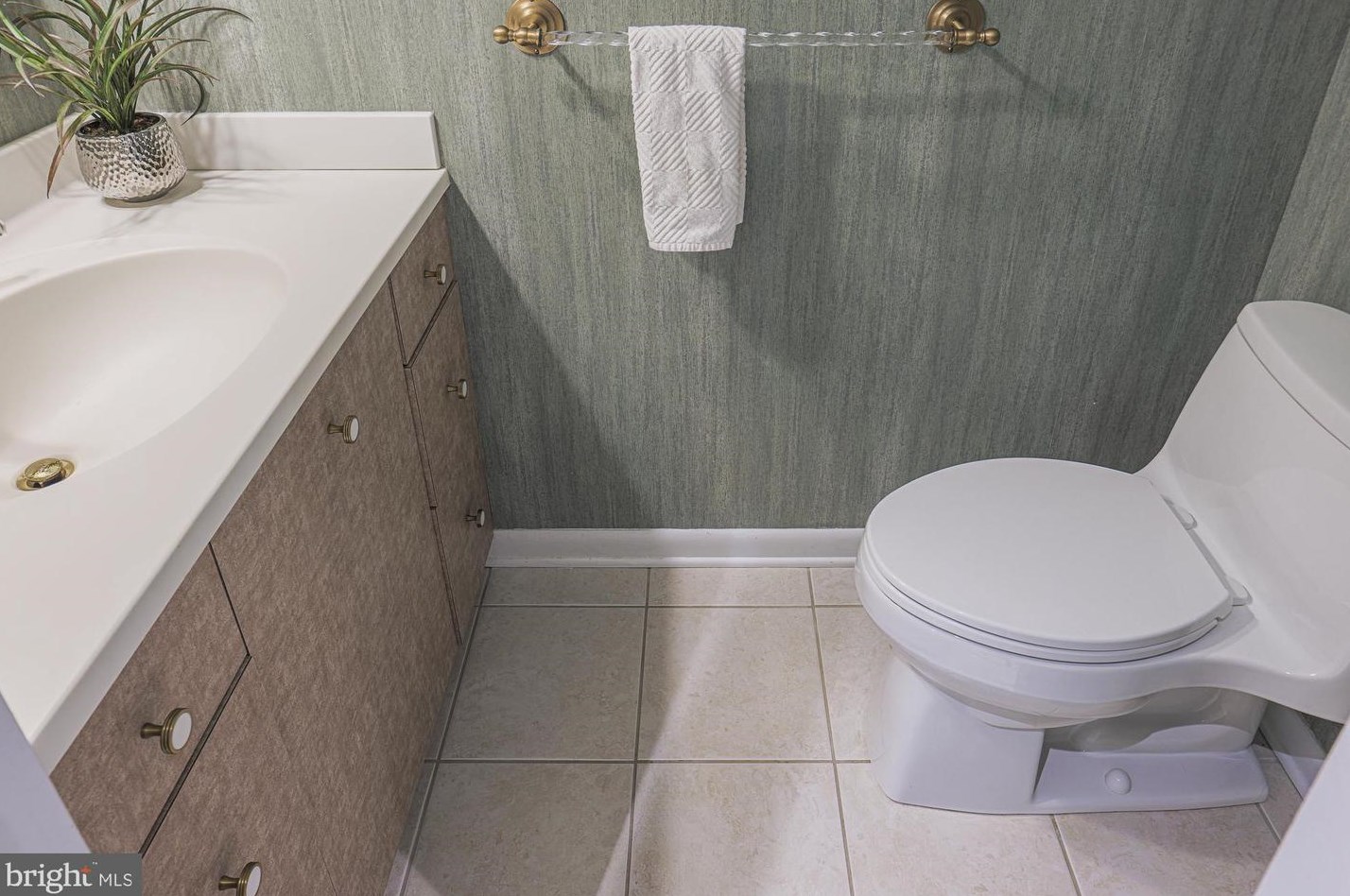 6114 Buckingham Mnr Dr, Baltimore MD 21210-1004 exterior