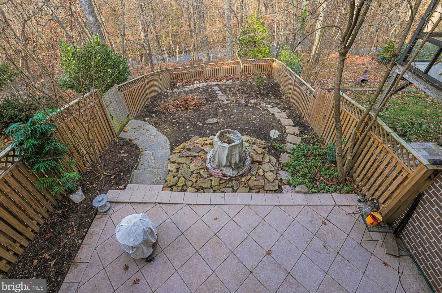 6114 Buckingham Mnr Dr, Baltimore MD 21210-1004 exterior