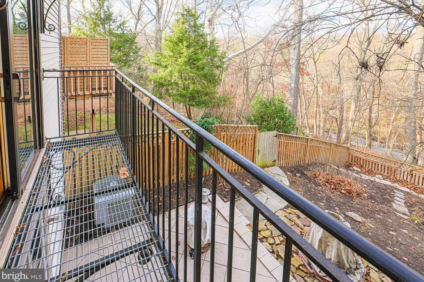 6114 Buckingham Mnr Dr, Baltimore MD 21210-1004 exterior