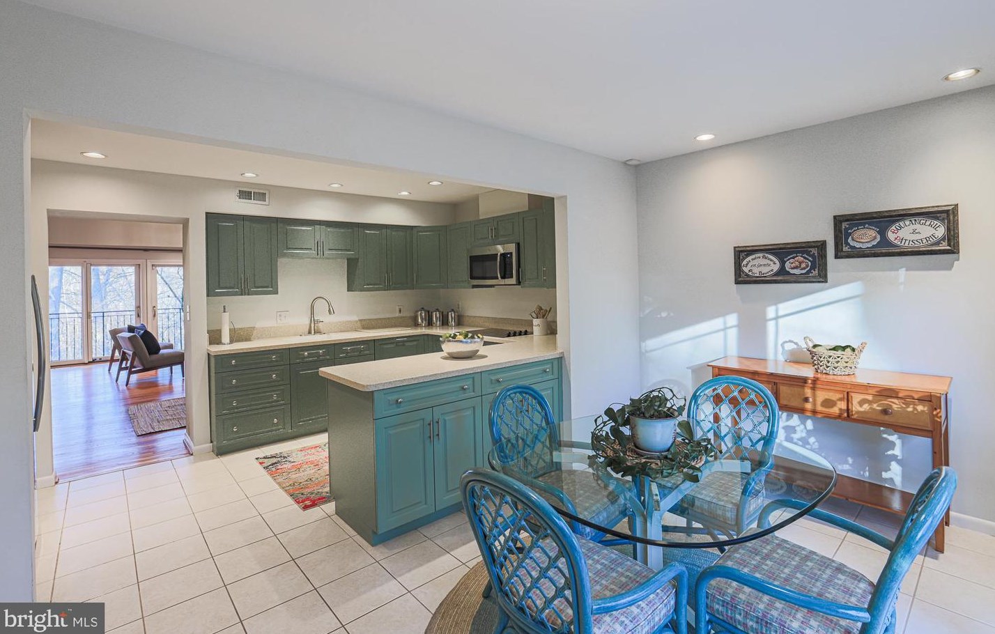 6114 Buckingham Mnr Dr, Baltimore MD 21210-1004 exterior