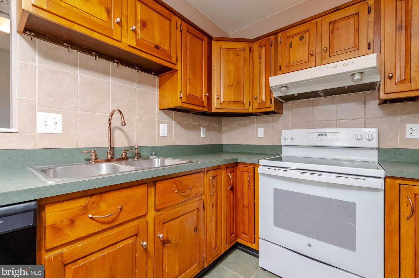 1304 Wilson Point Rd, Baltimore MD 21220-5514 exterior