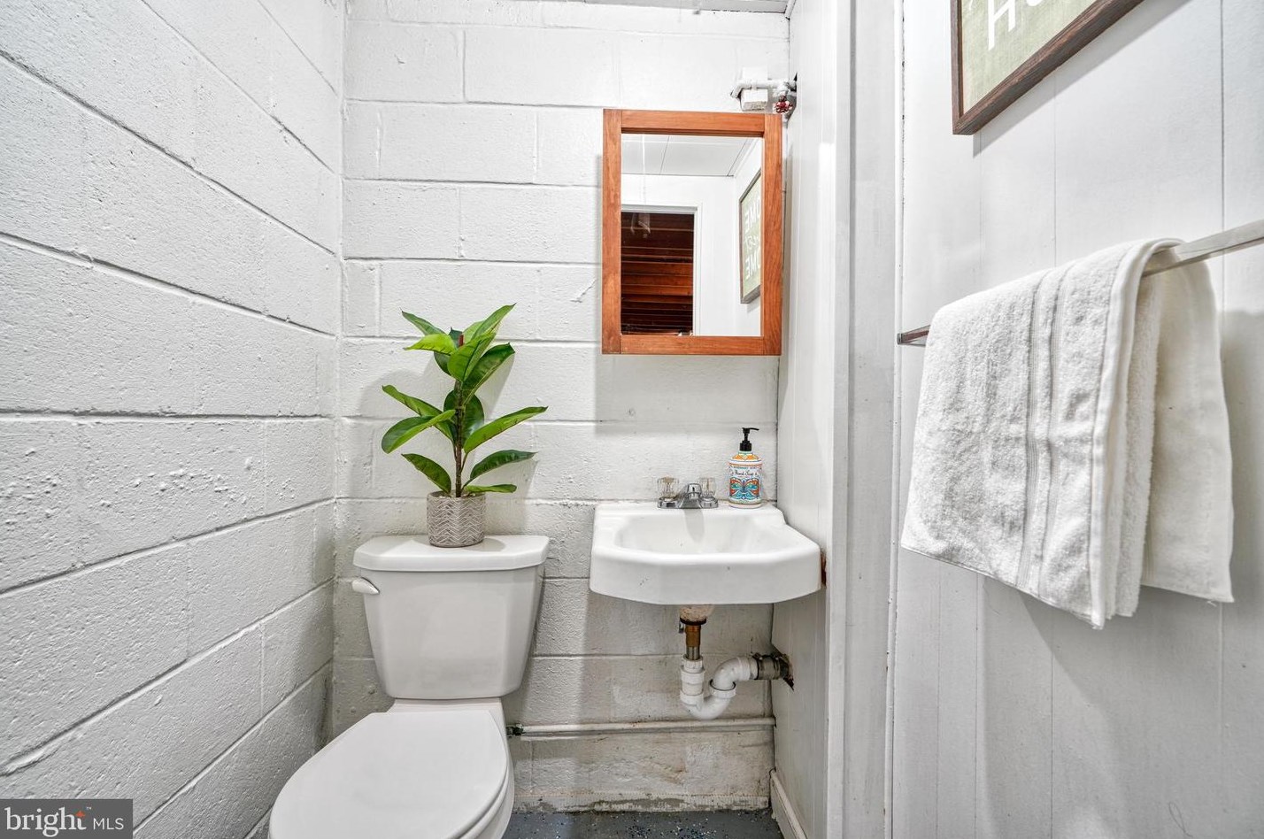 8808 Richmond Ave, Baltimore MD 21213-1145 exterior