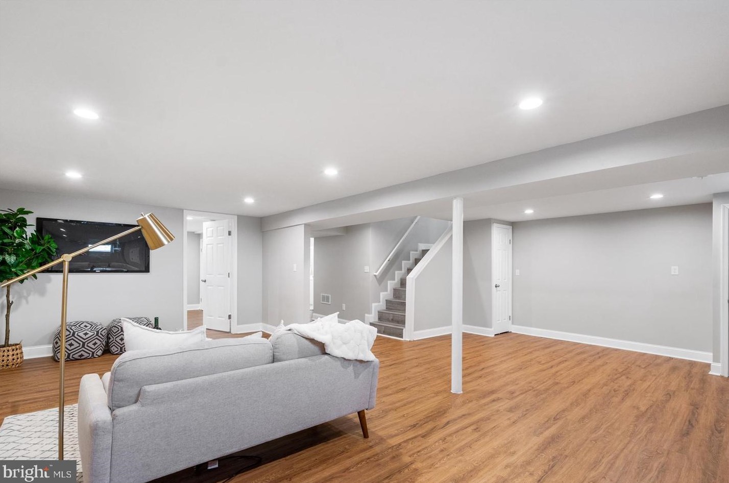 911 Rosedale Ave, Baltimore MD 21237-2728 exterior