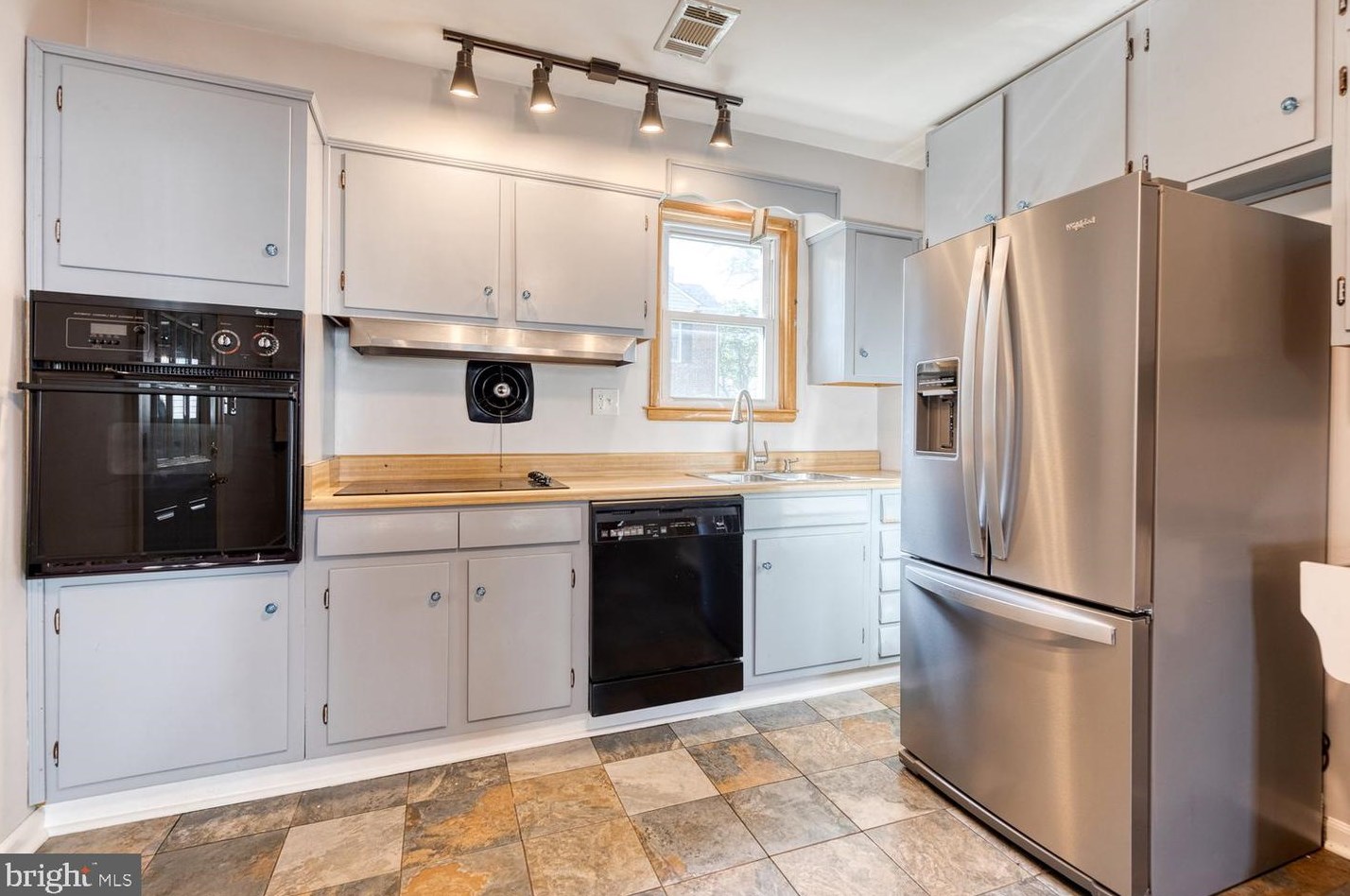 322 Savannah Rd, Baltimore MD 21221-4813 exterior