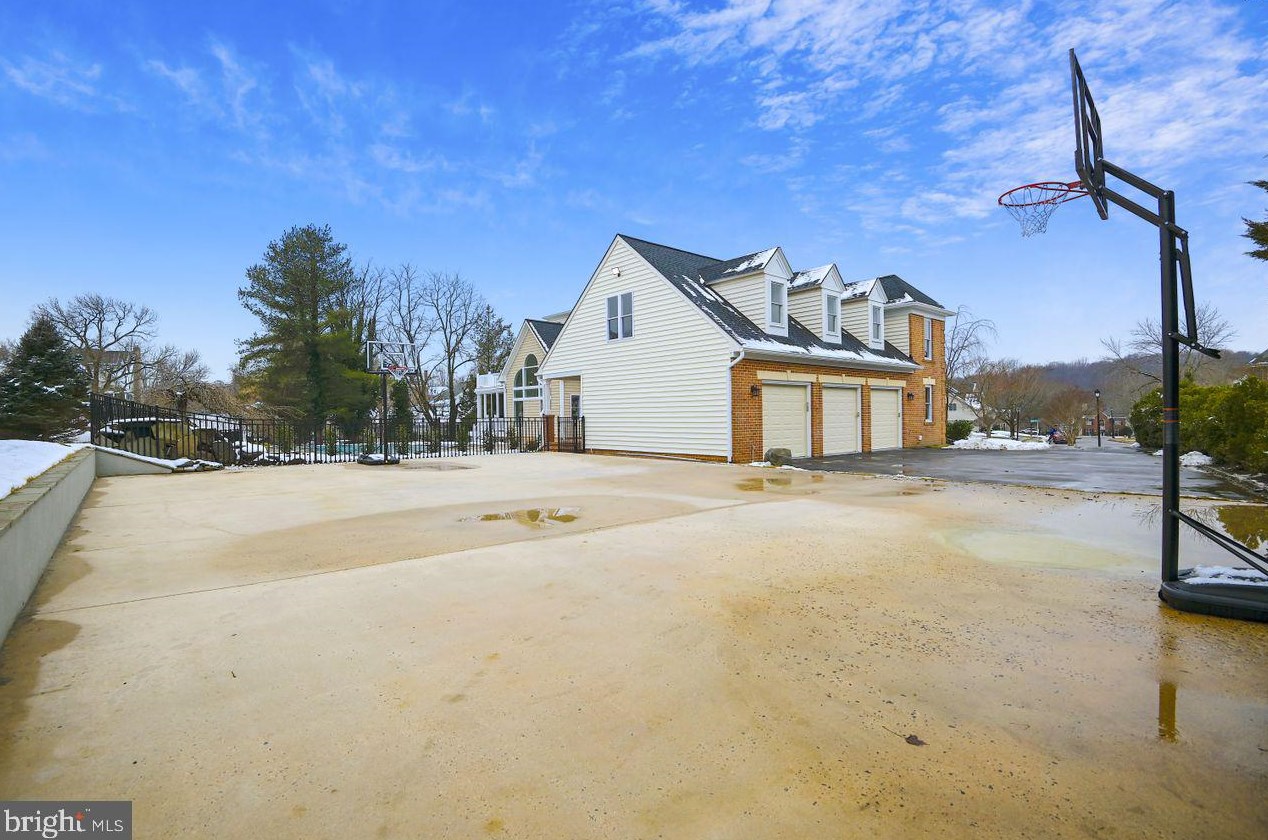 5 Stone Spring Ct, Baltimore MD  21228-5367 exterior