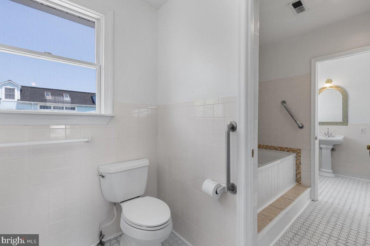 9123 Atlantic Ave, Holland Point MD 20714-4049 exterior