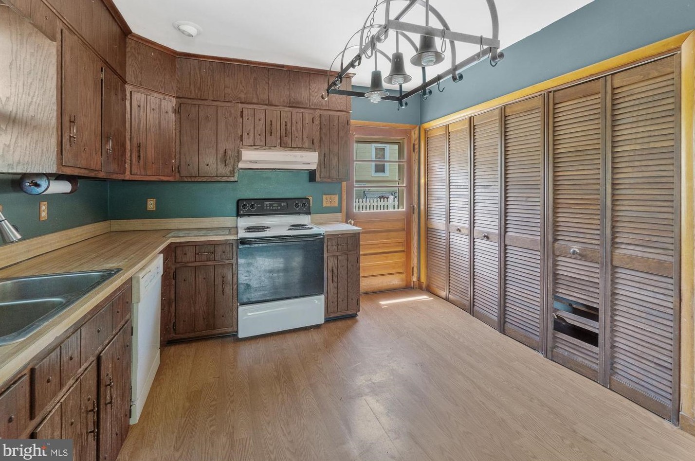 303 Park Ave, Mount Airy MD  21771-5470 exterior