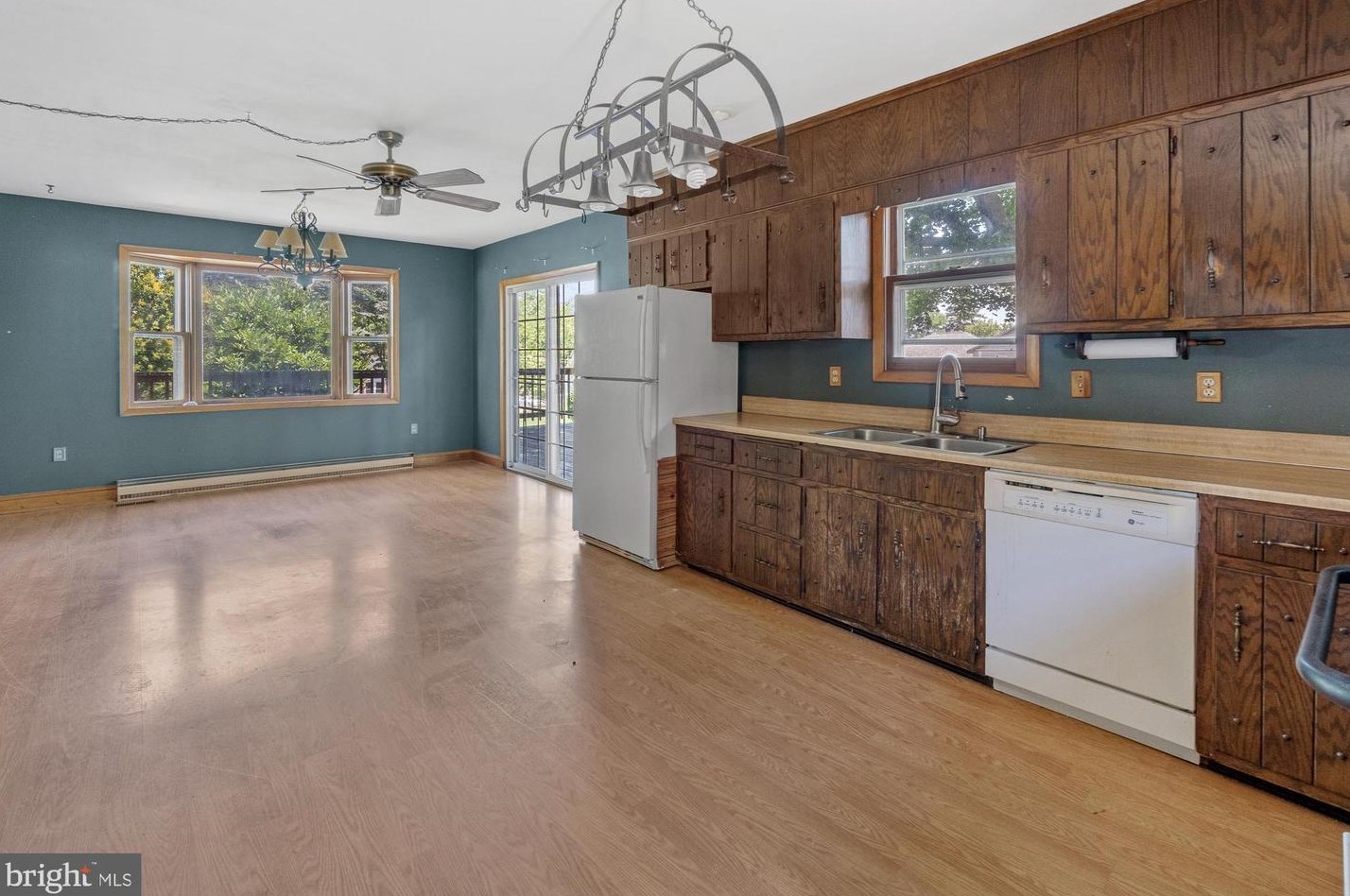 303 Park Ave, Mount Airy MD  21771-5470 exterior