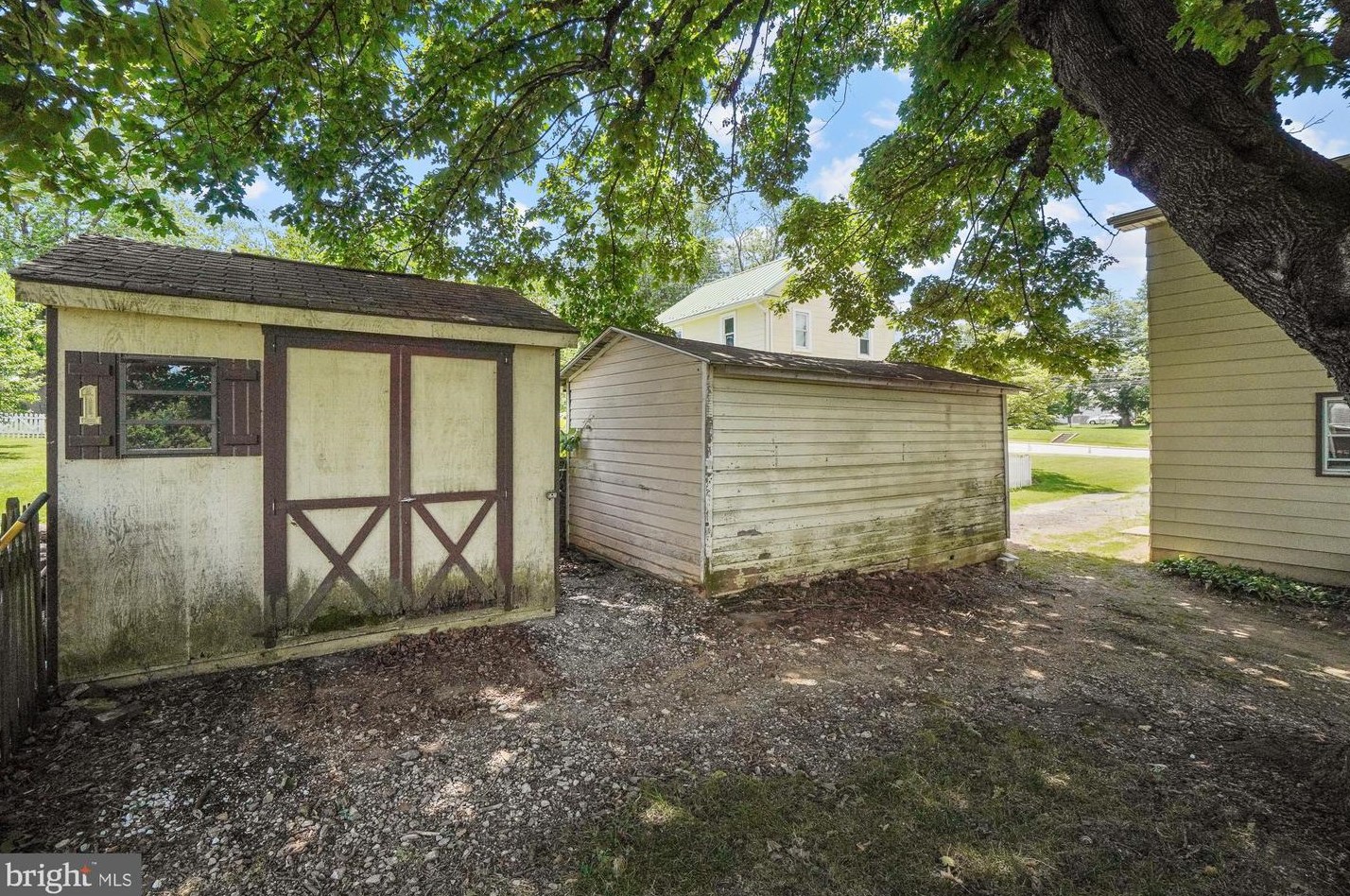 303 Park Ave, Mount Airy MD  21771-5470 exterior