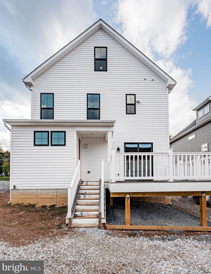 301 Park Ave, Mount Airy MD 21771-5424 exterior