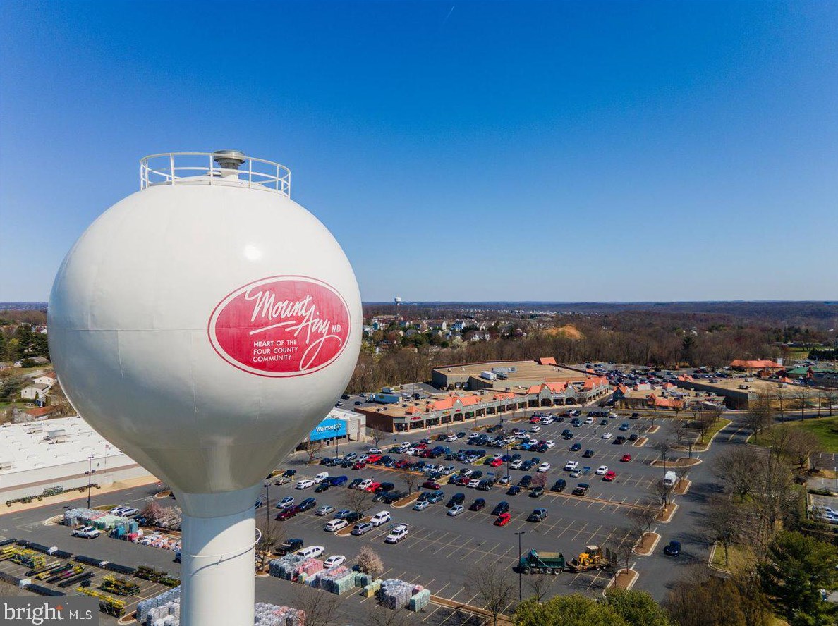 717 Robinwood Dr, Mount Airy MD 21771-5537 exterior