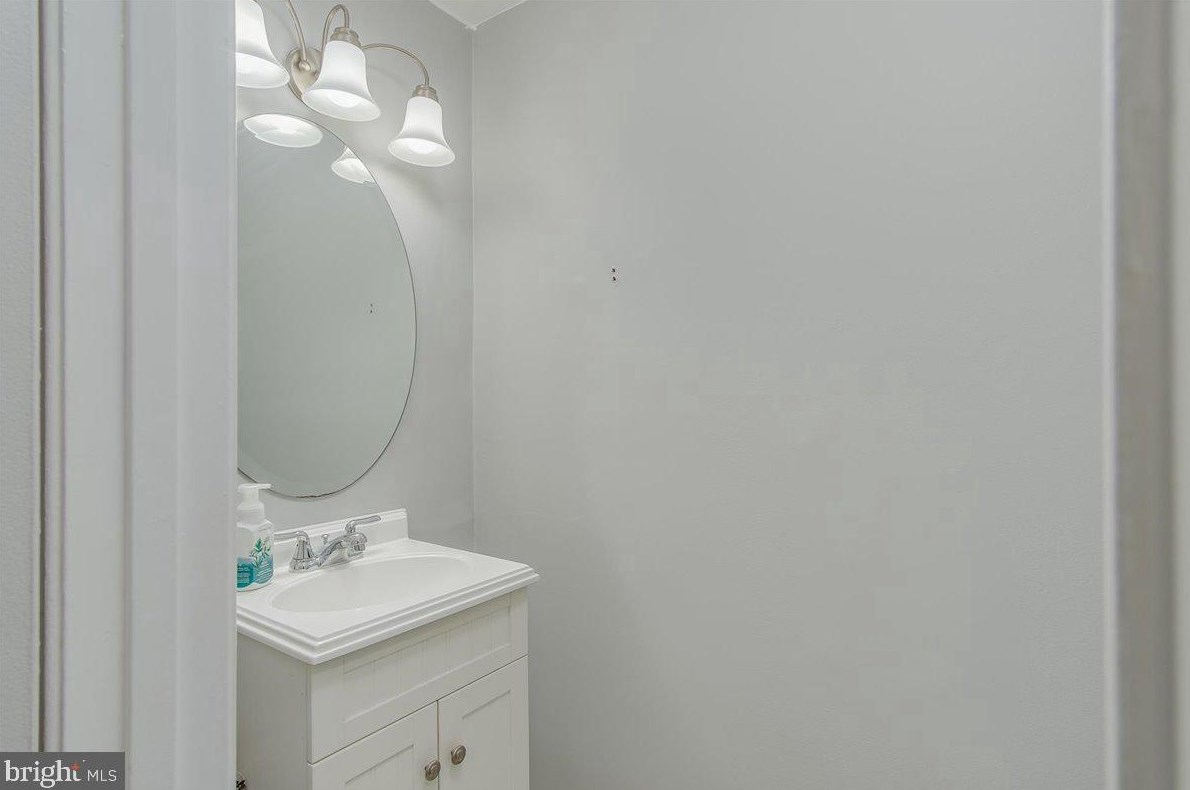 717 Robinwood Dr, Mount Airy MD 21771-5537 exterior