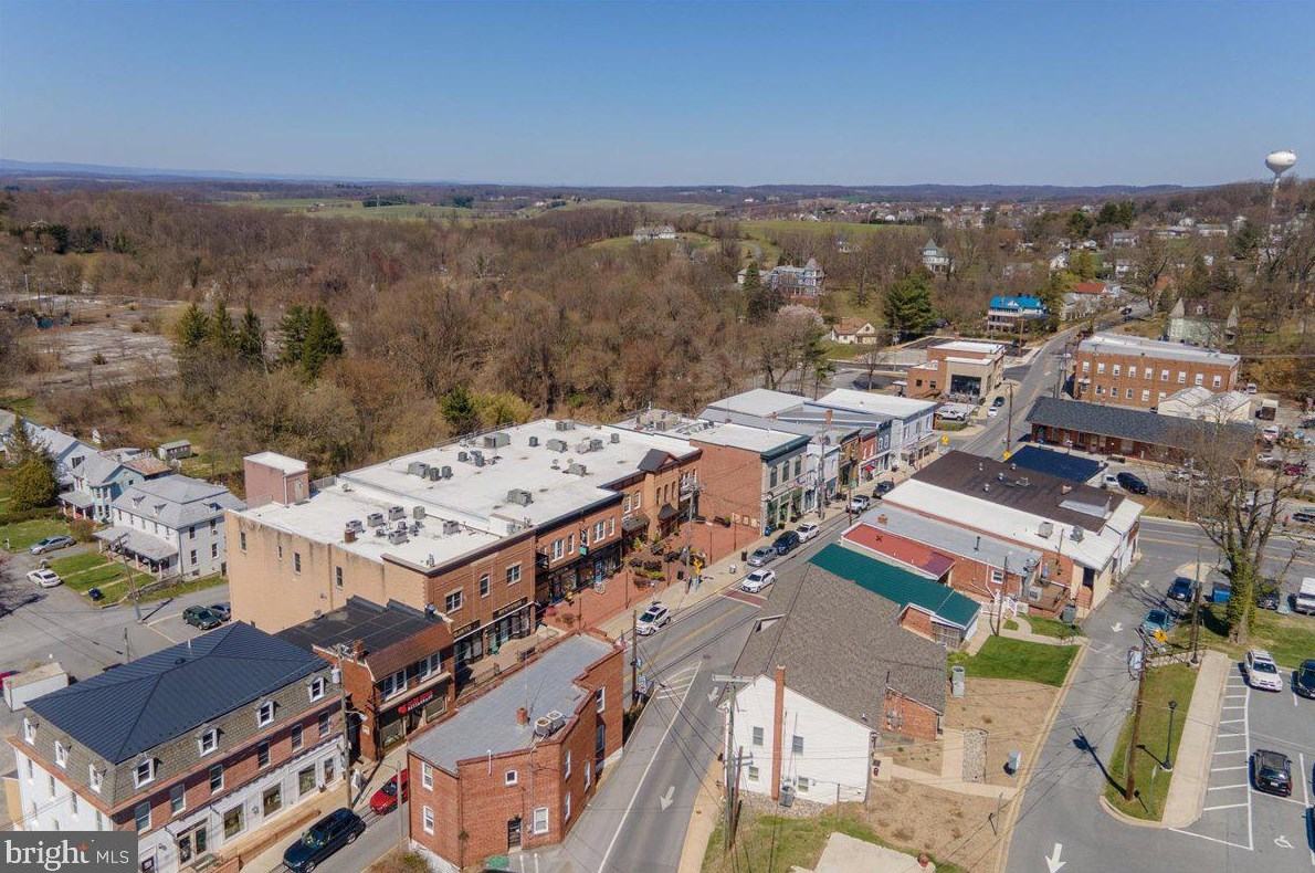 717 Robinwood Dr, Mount Airy MD 21771-5537 exterior