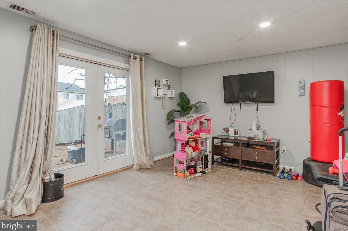 717 Robinwood Dr, Mount Airy MD 21771-5537 exterior