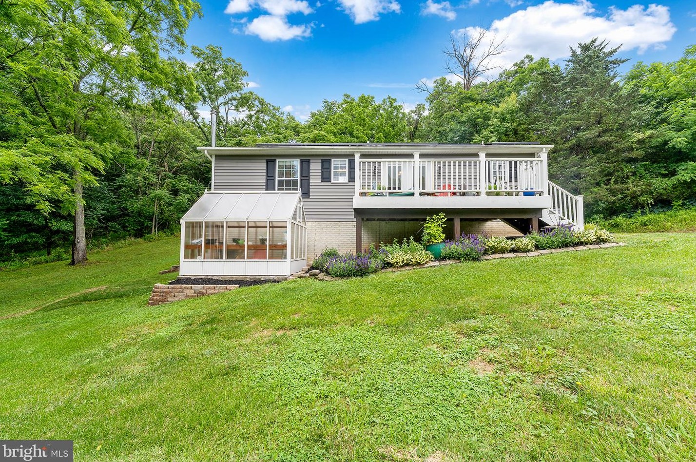 6413 Davis Rd, Mount Airy MD 21771-7207 exterior