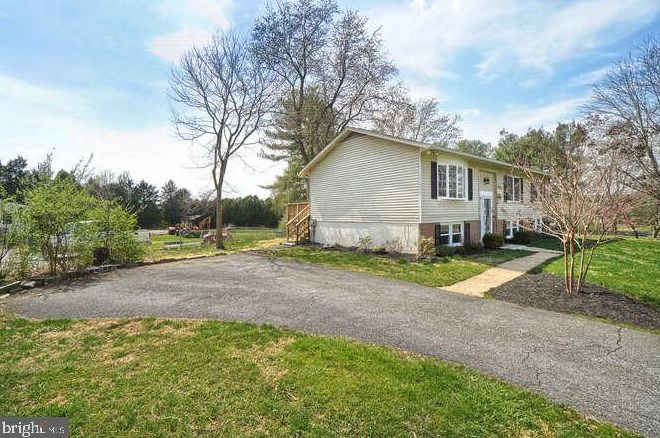2422 Doubs Ct, Adamstown MD  21710-8924 exterior