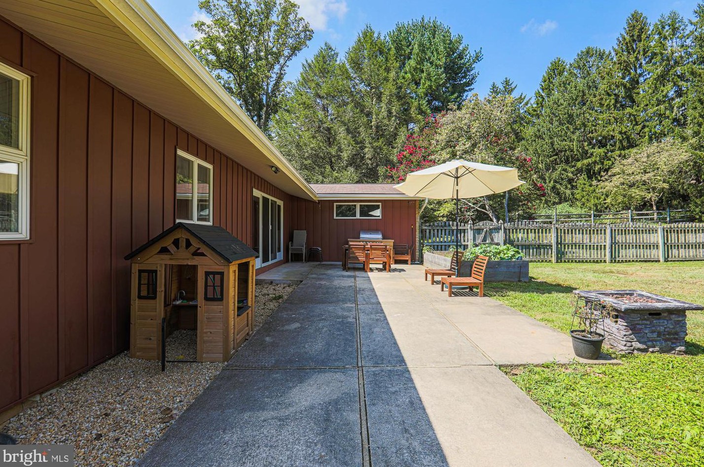 12217 Ioka Ct, Ellicott MD 21042-1328 exterior