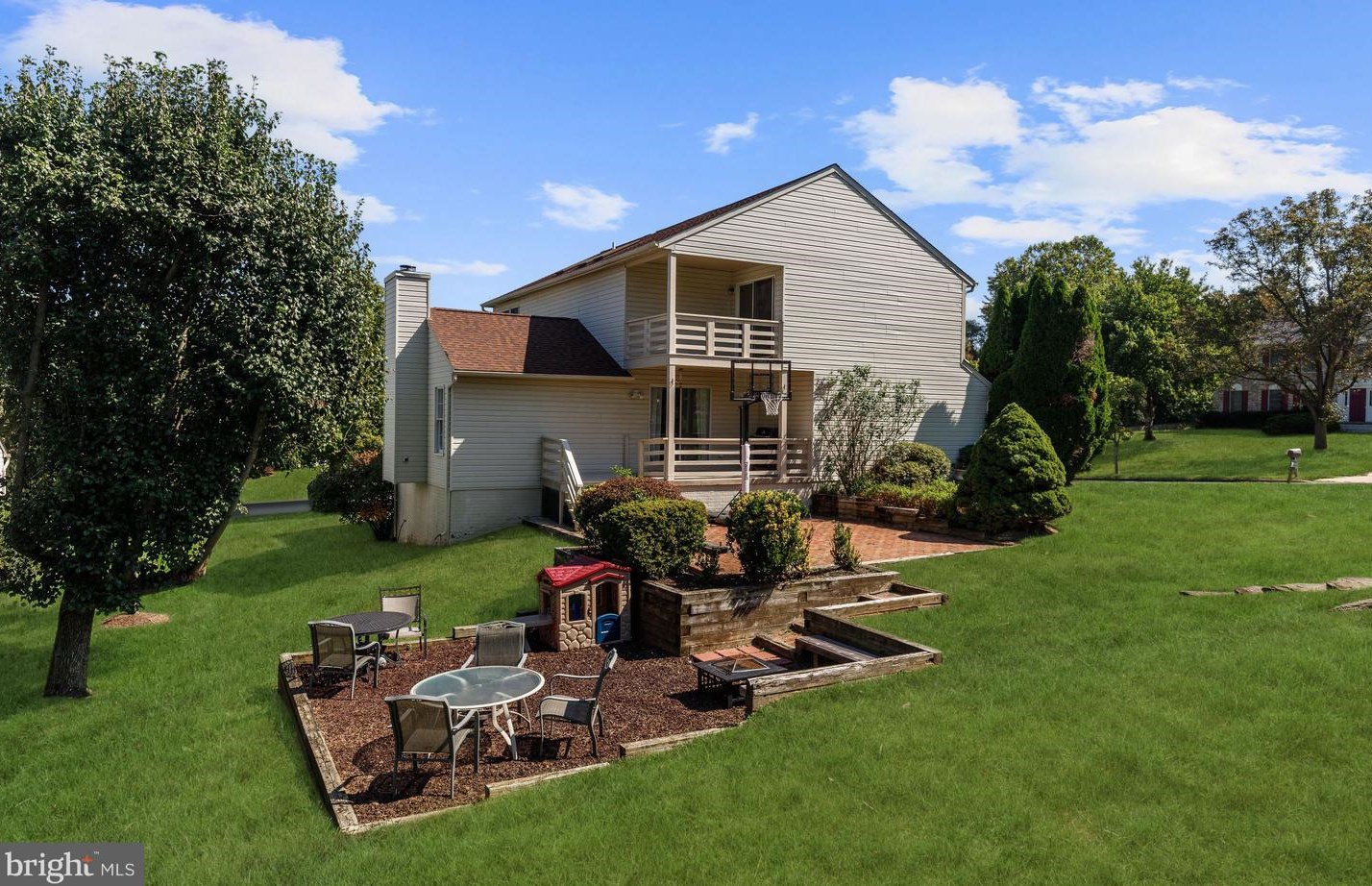 8345 Kings Heights Rd, Ellicott MD 21043-6051 exterior