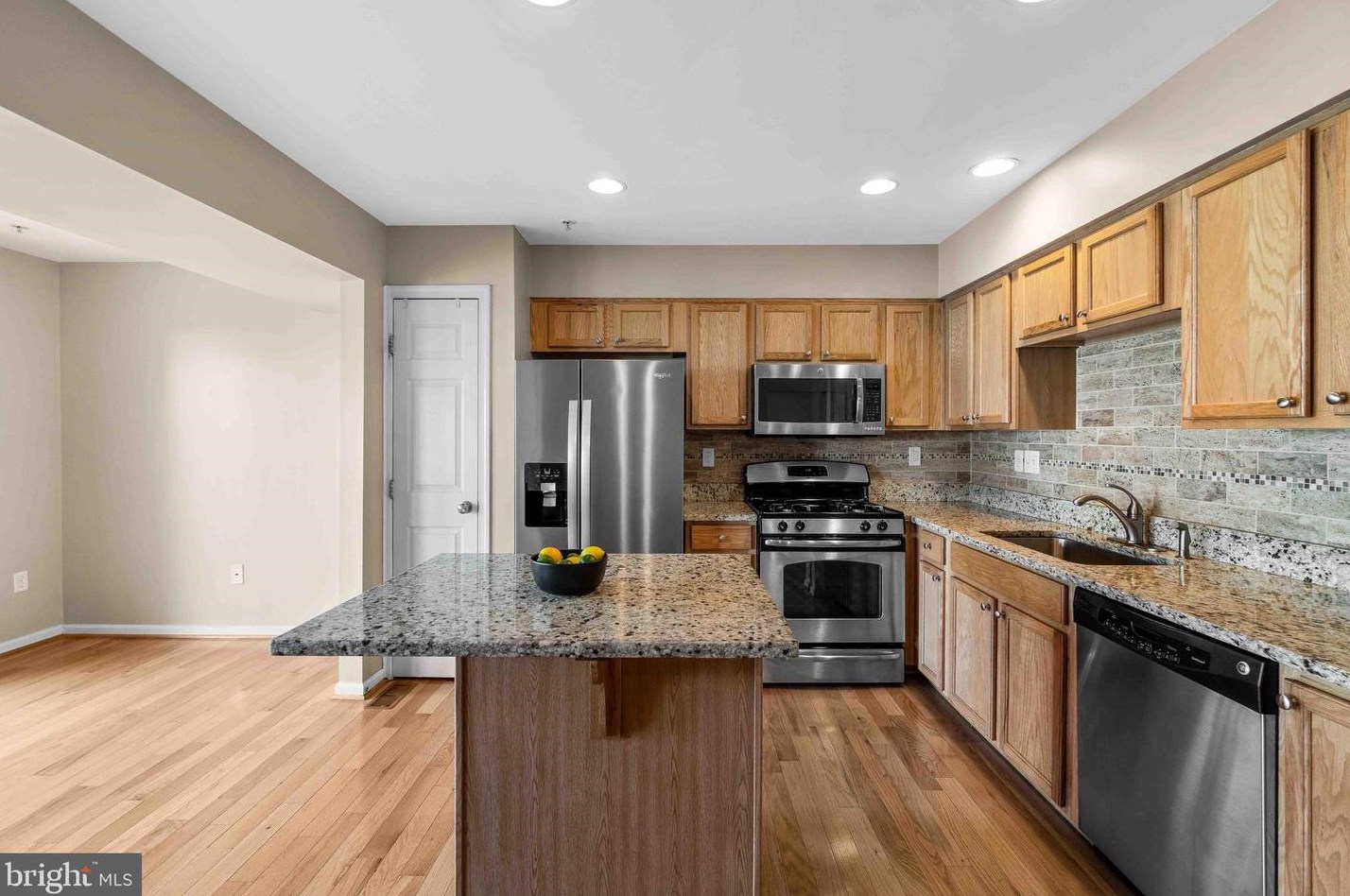 7060 Oak Grv Way, Baltimore MD  21075-6512 exterior