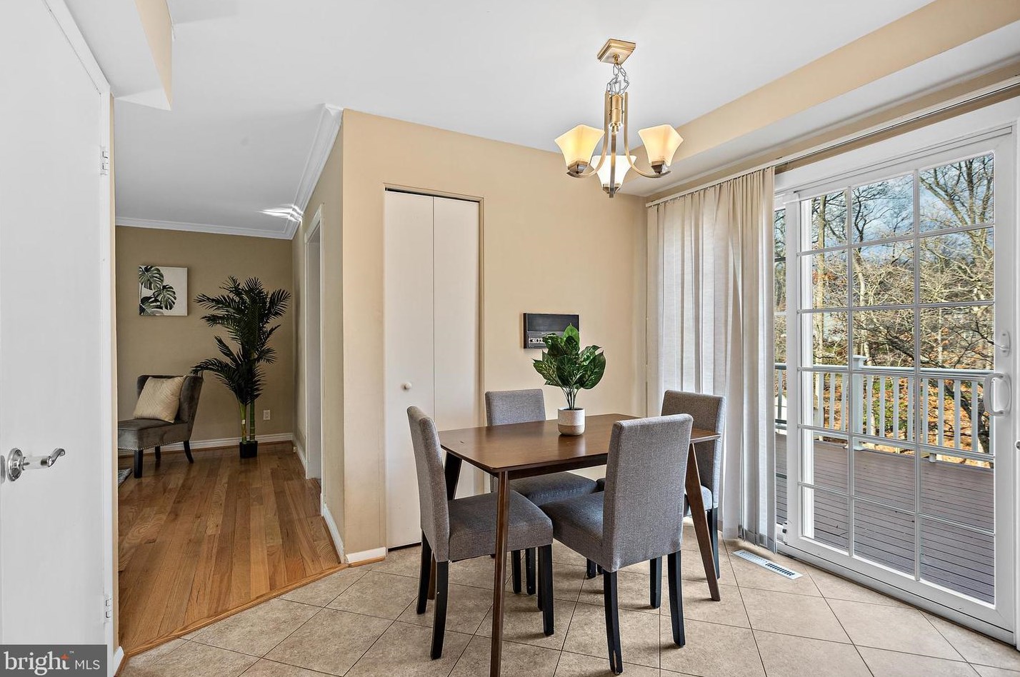 10070 Colonial Dr, Ellicott MD 21042-6230 exterior