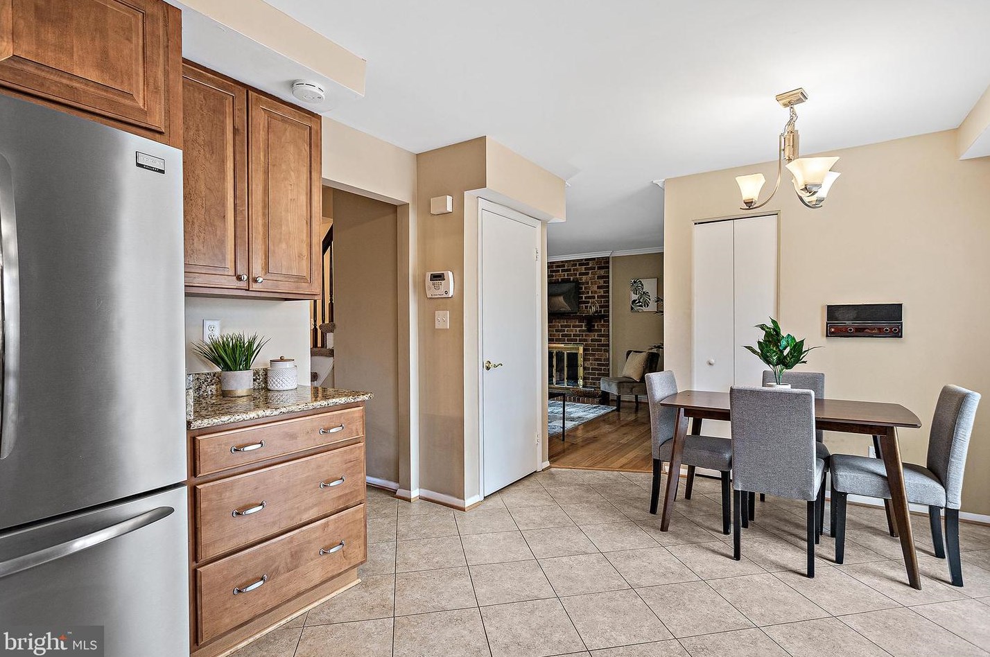 10070 Colonial Dr, Ellicott MD 21042-6230 exterior