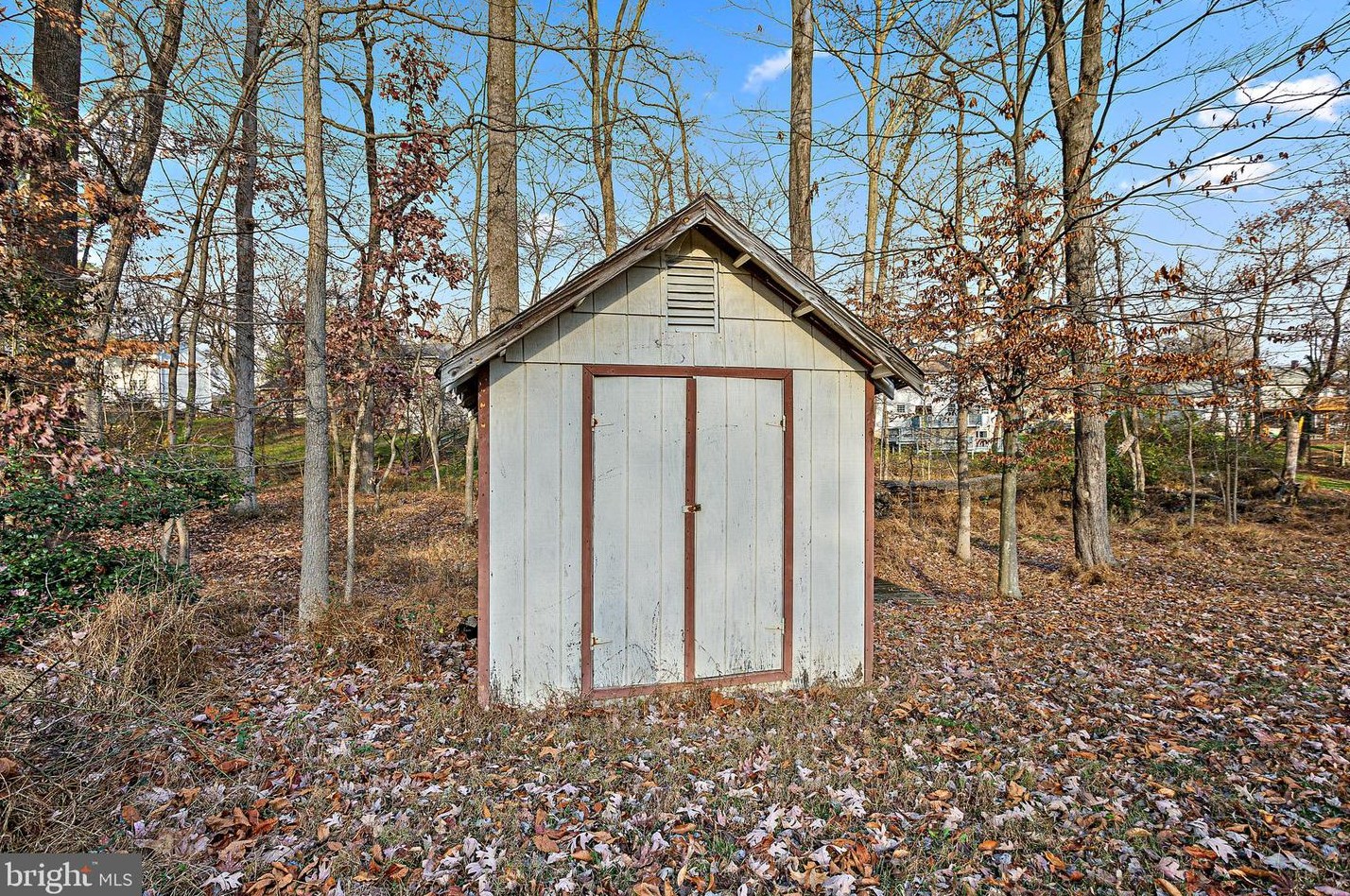 10070 Colonial Dr, Ellicott MD 21042-6230 exterior