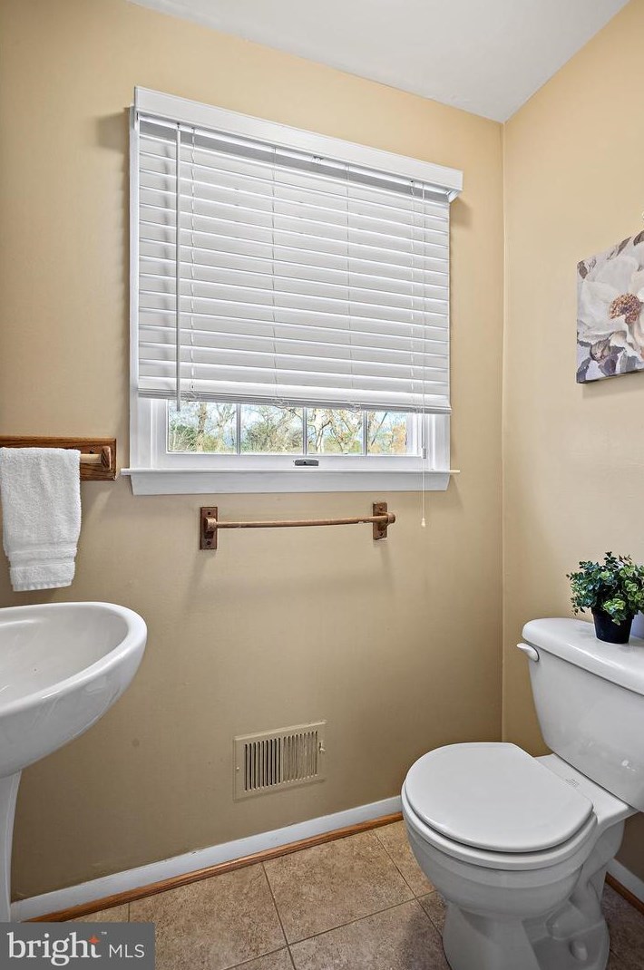 10070 Colonial Dr, Ellicott MD 21042-6230 exterior