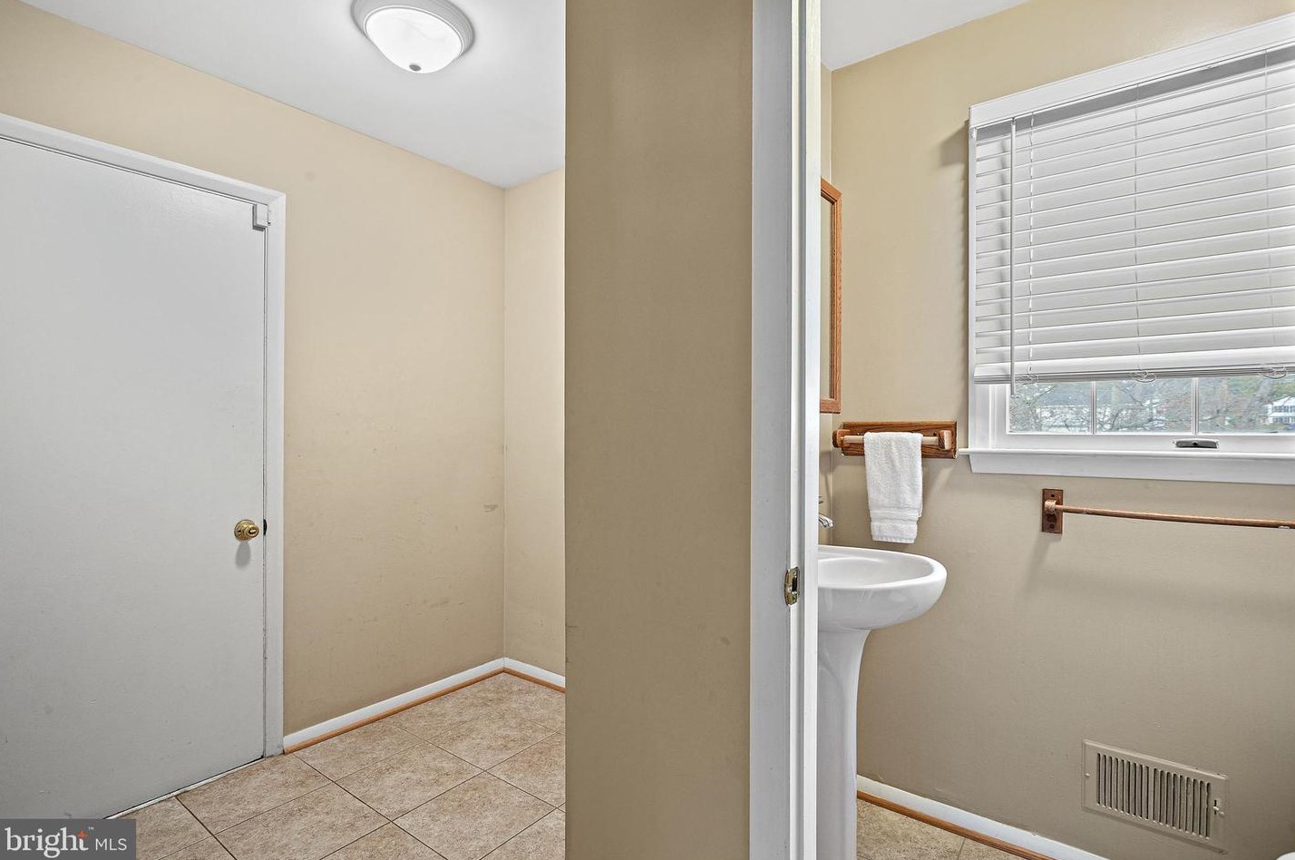 10070 Colonial Dr, Ellicott MD 21042-6230 exterior