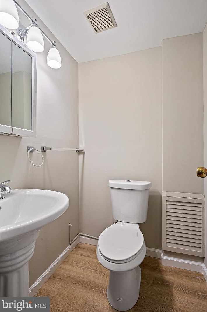 10070 Colonial Dr, Ellicott MD 21042-6230 exterior