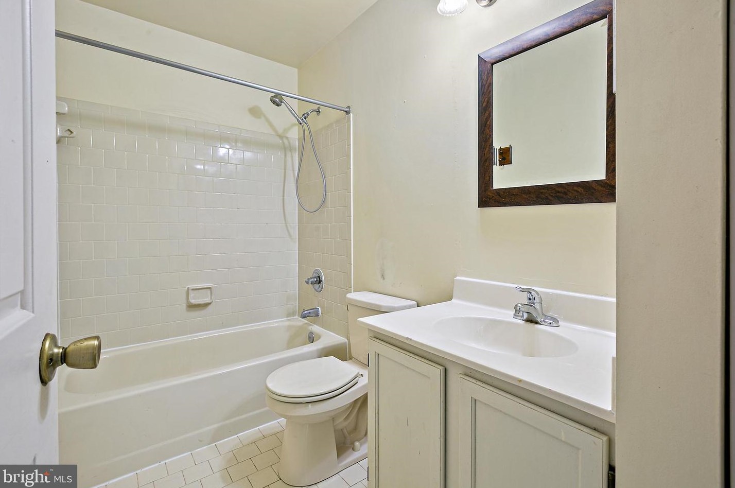 8776 Manahan Dr, Ellicott MD 21043-5404 exterior