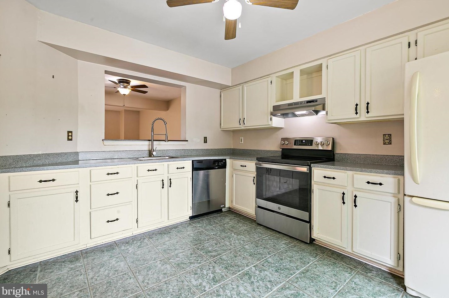 8776 Manahan Dr, Ellicott MD 21043-5404 exterior