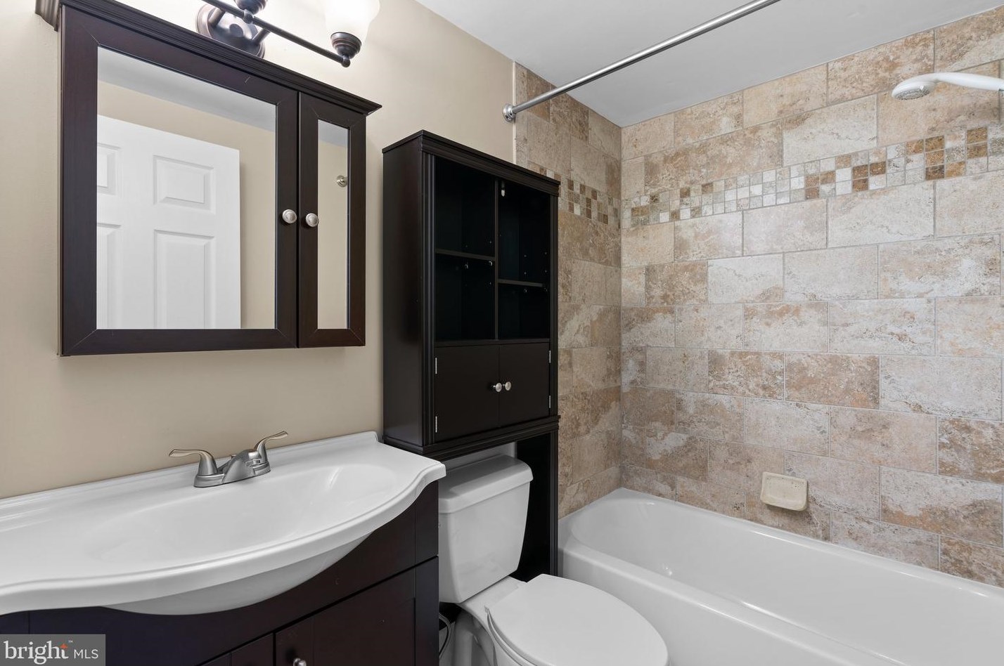 6824 Pyramid Way, Columbia MD 21044-4118 exterior