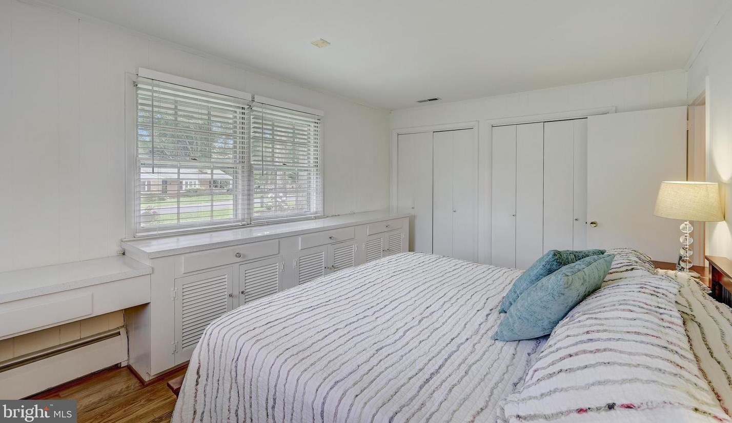 9032 Overhill Dr, Ellicott MD 21042-5221 exterior