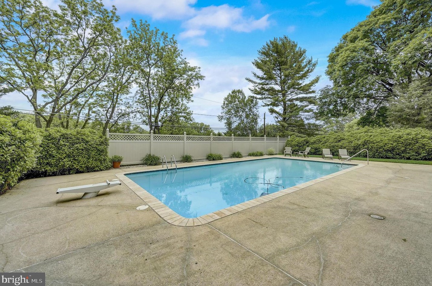 9032 Overhill Dr, Ellicott MD 21042-5221 exterior