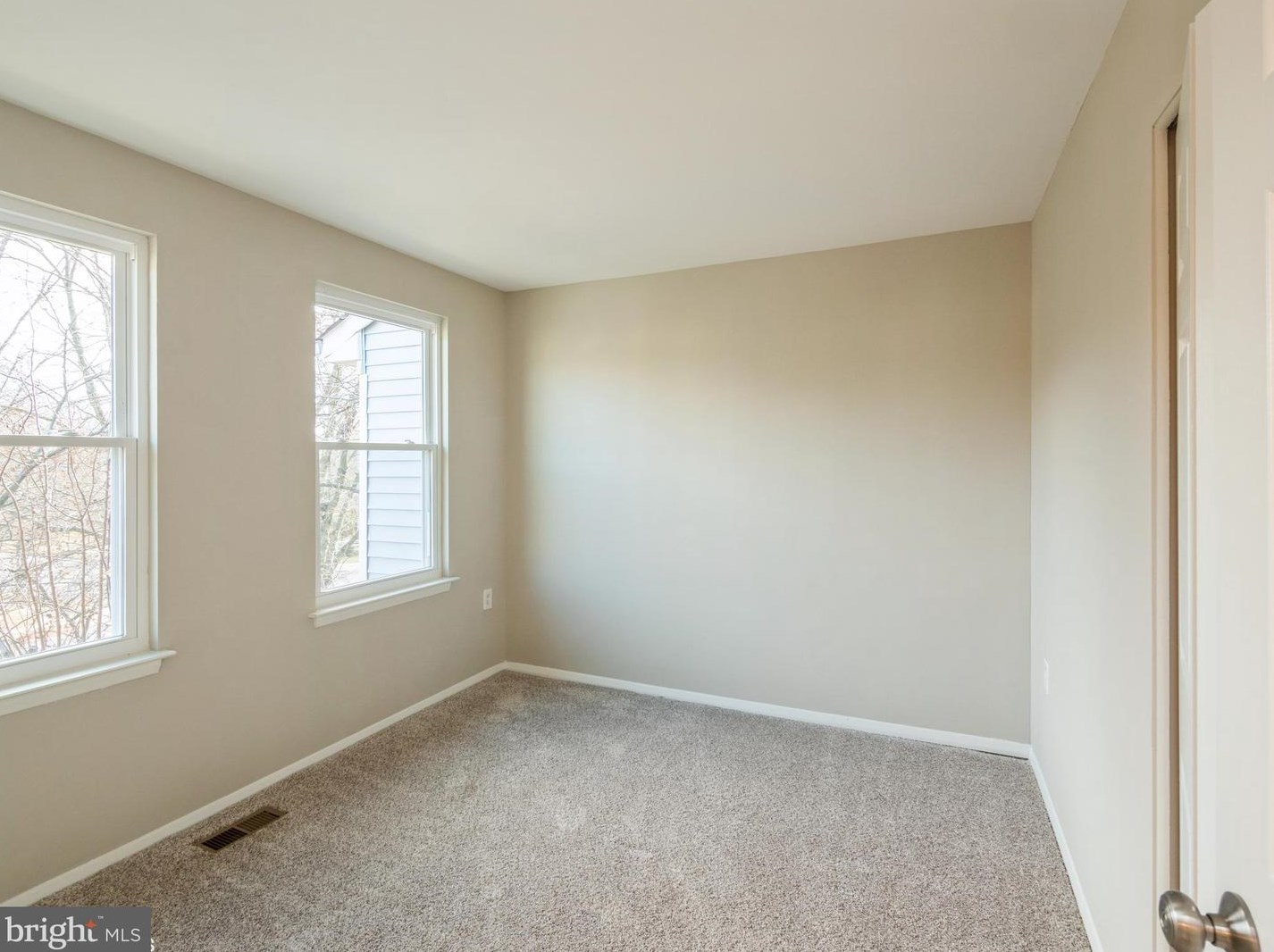 8103 Wooded Glen Ct, Ellicott MD 21043-6941 exterior