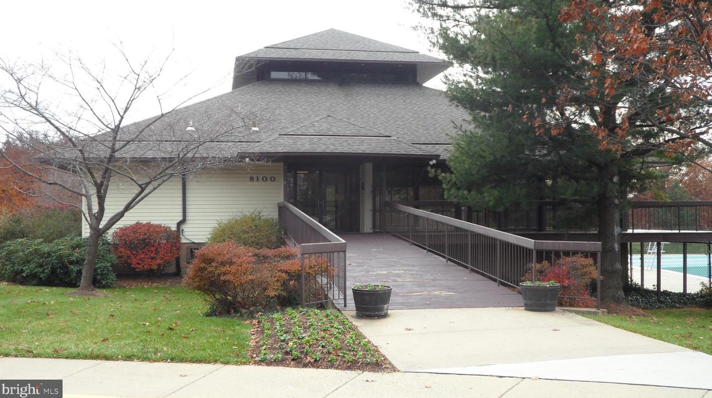 18322 Streamside Dr, Gaithersburg MD  20879-5225 exterior