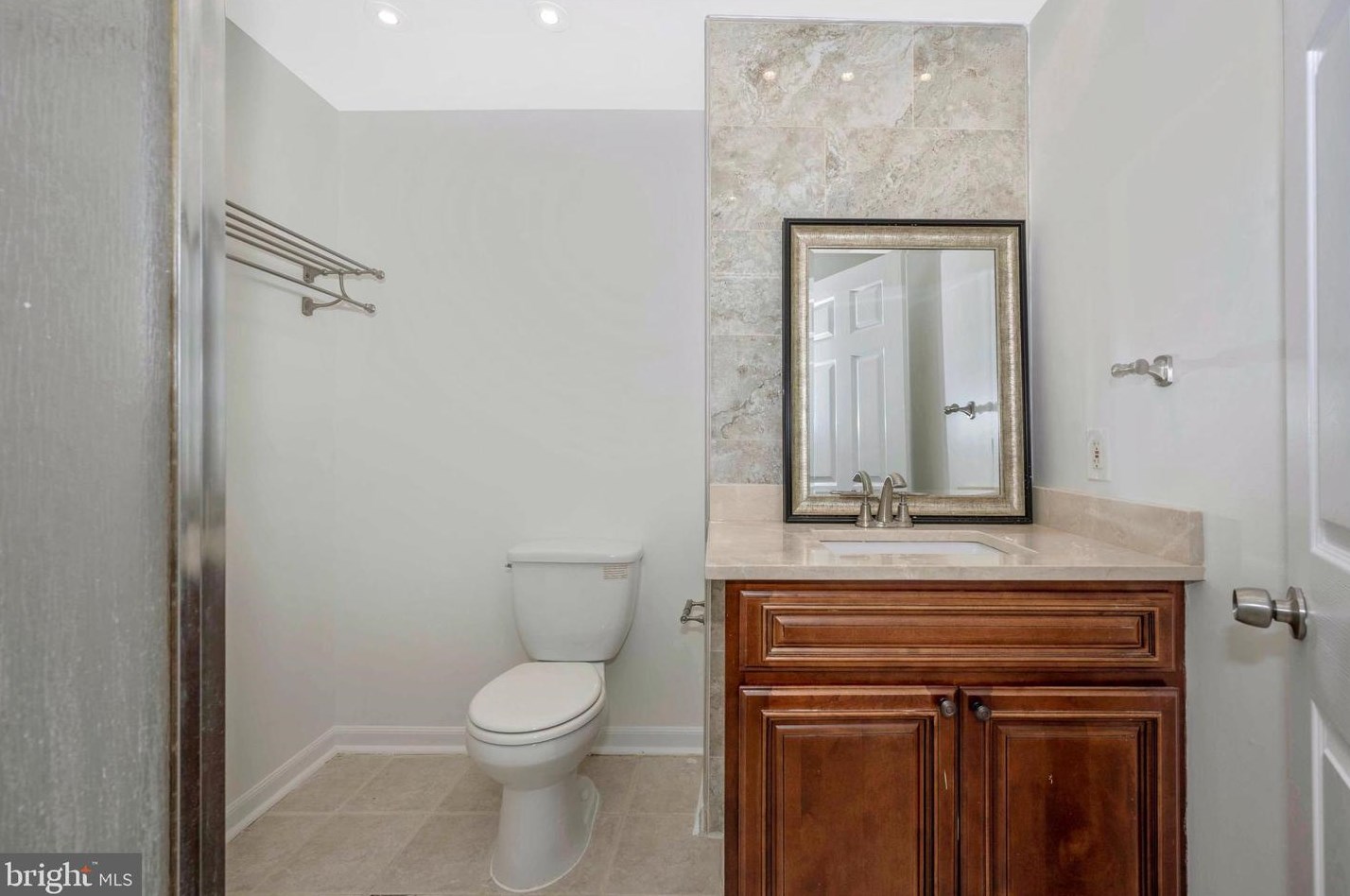 9846 Dairyton Ct, Gaithersburg MD 20886-1102 exterior