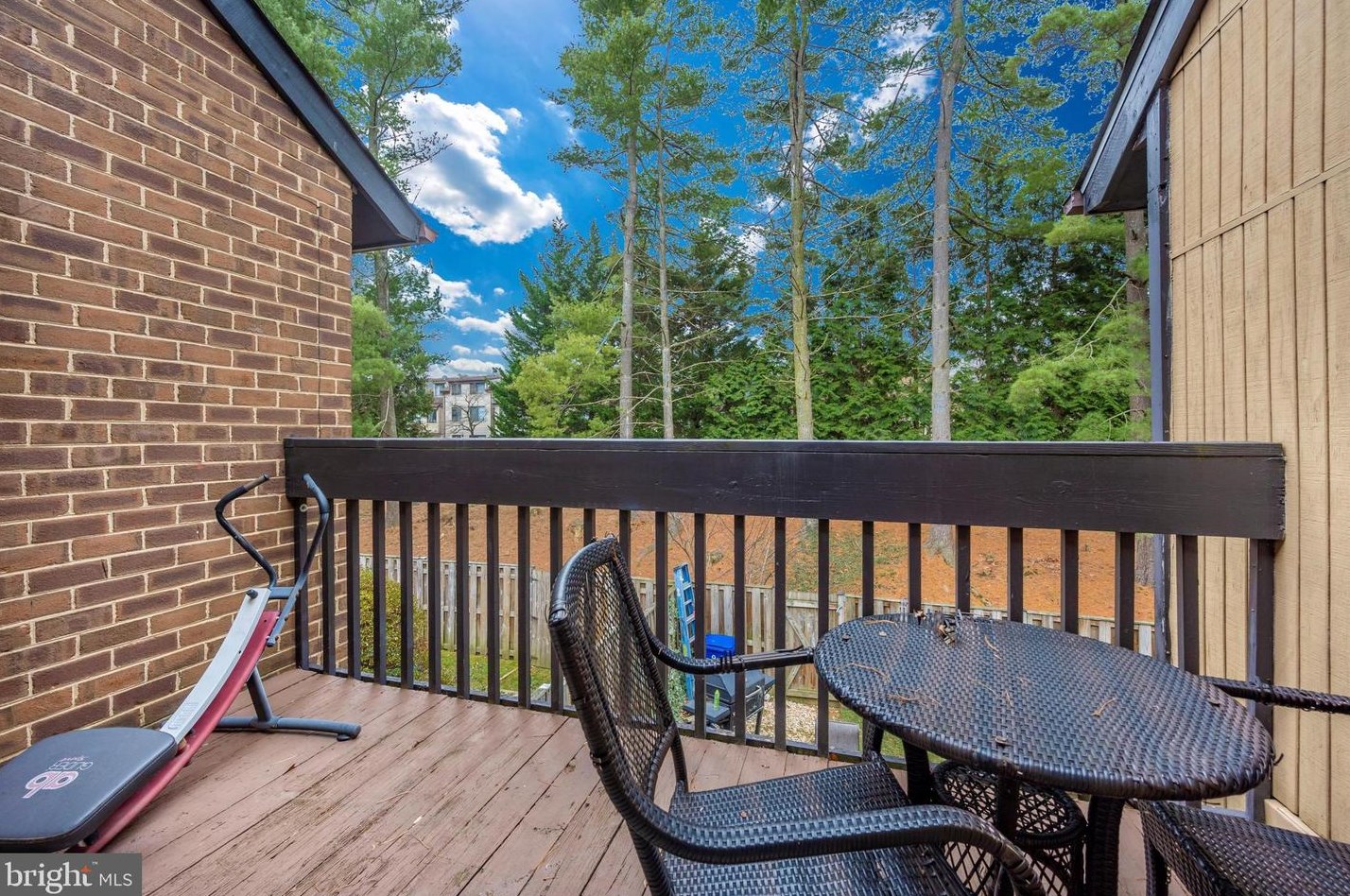 9846 Dairyton Ct, Gaithersburg MD 20886-1102 exterior