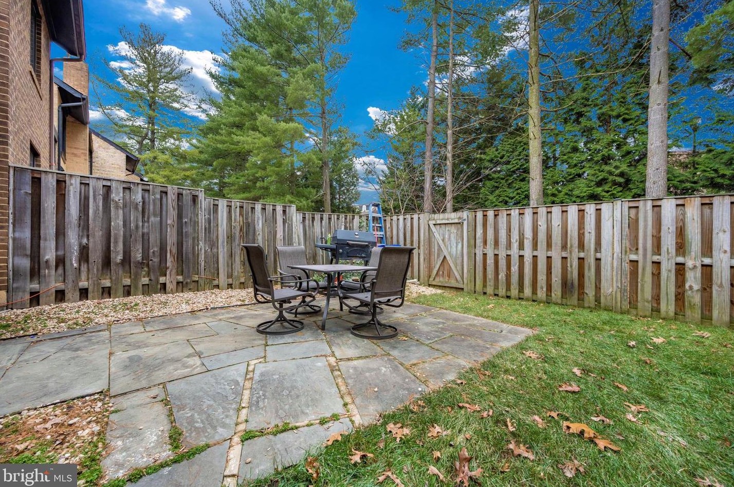 9846 Dairyton Ct, Gaithersburg MD 20886-1102 exterior