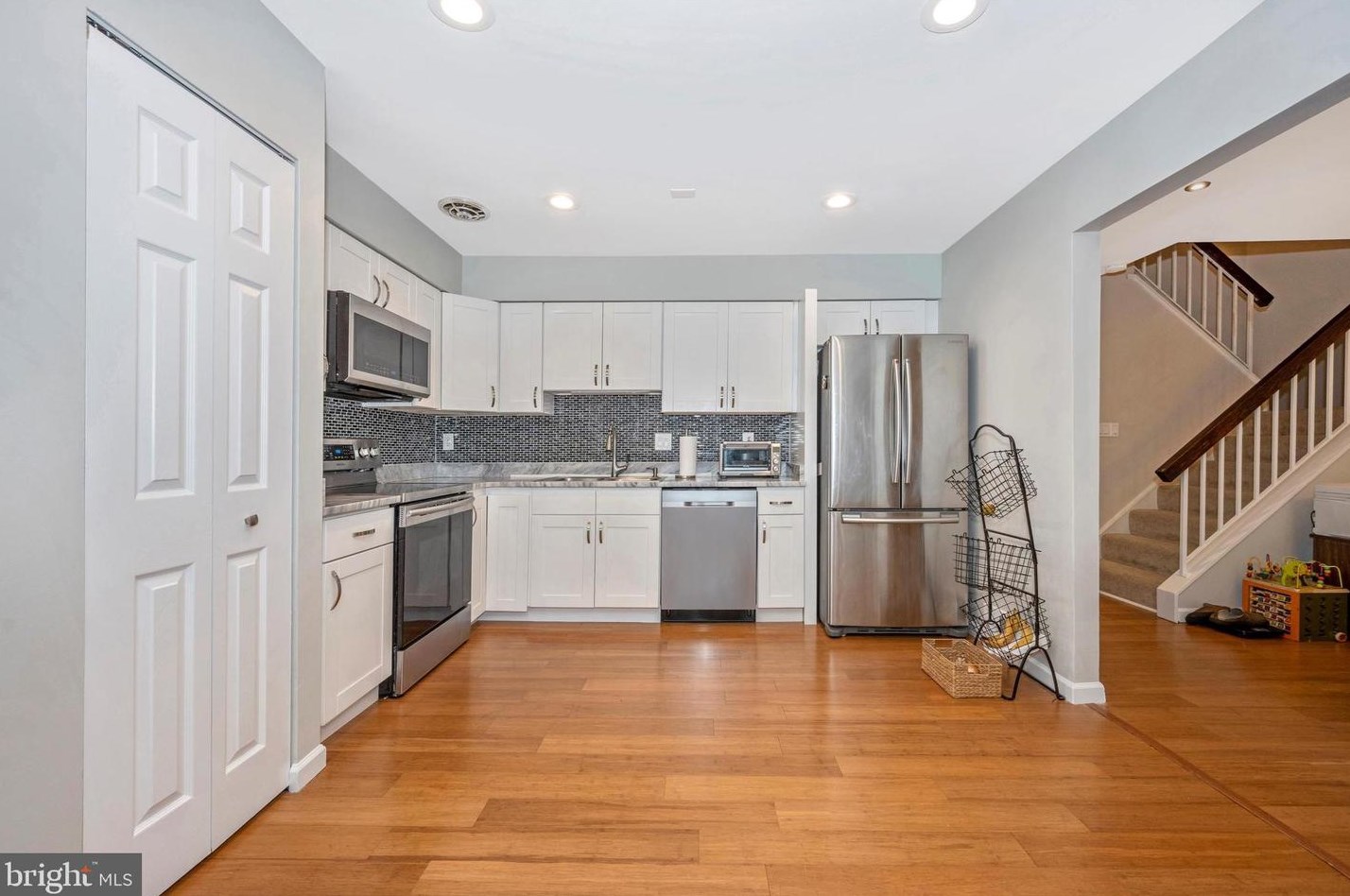 9846 Dairyton Ct, Gaithersburg MD 20886-1102 exterior