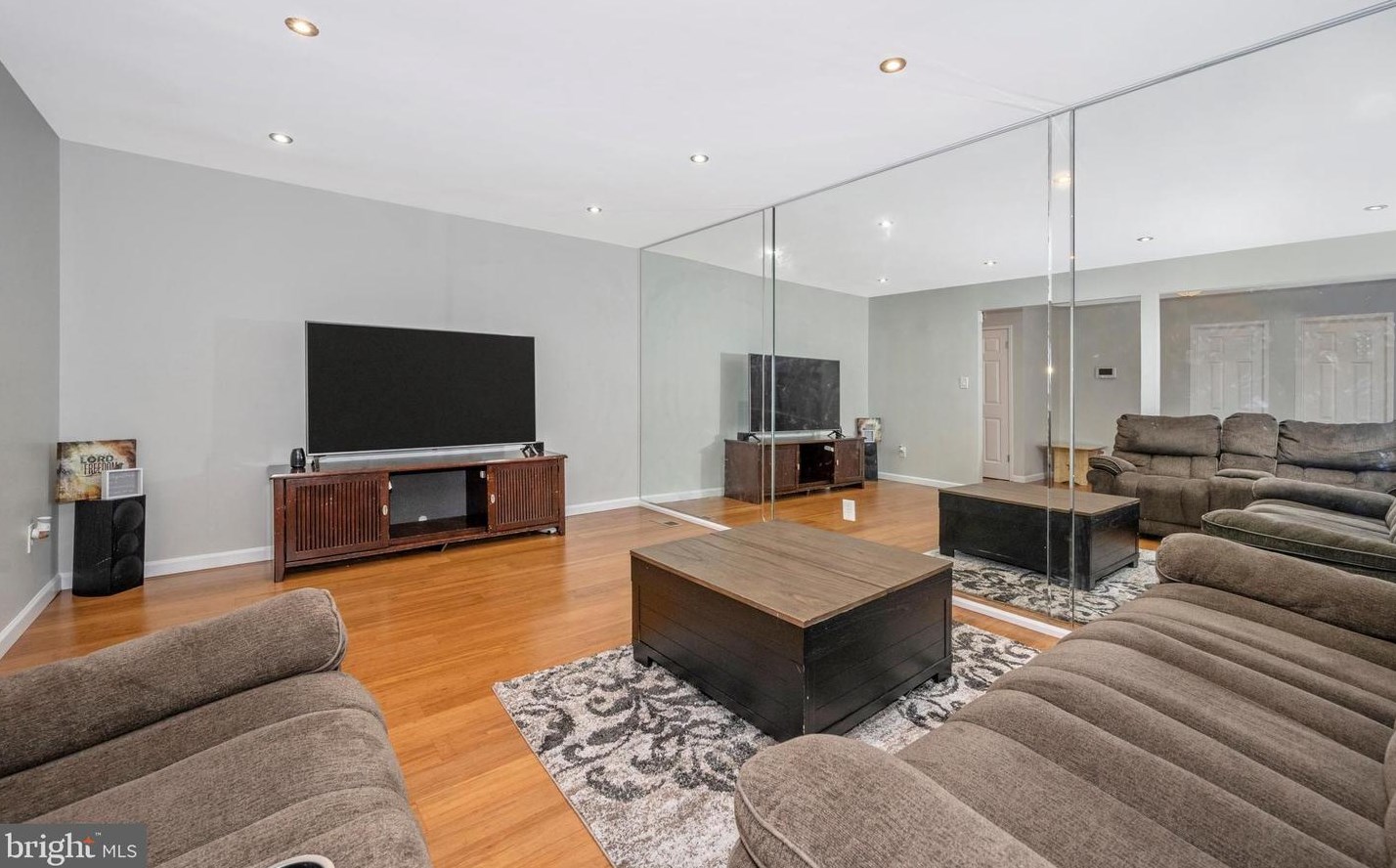 9846 Dairyton Ct, Gaithersburg MD 20886-1102 exterior