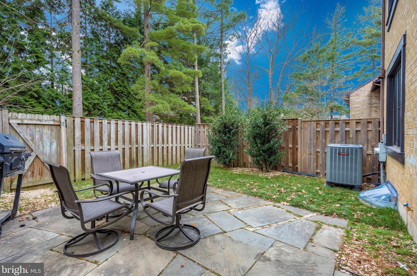 9846 Dairyton Ct, Gaithersburg MD 20886-1102 exterior