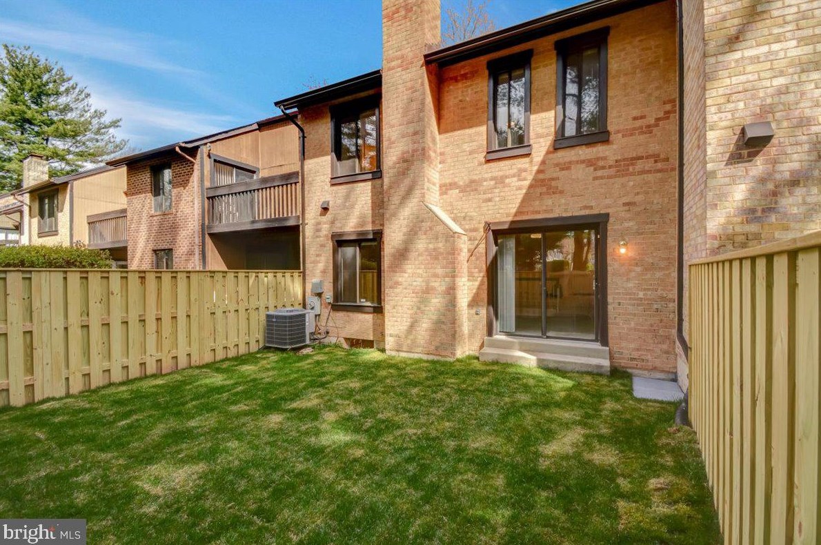 9842 Dairyton Ct, Gaithersburg MD 20886-1102 exterior