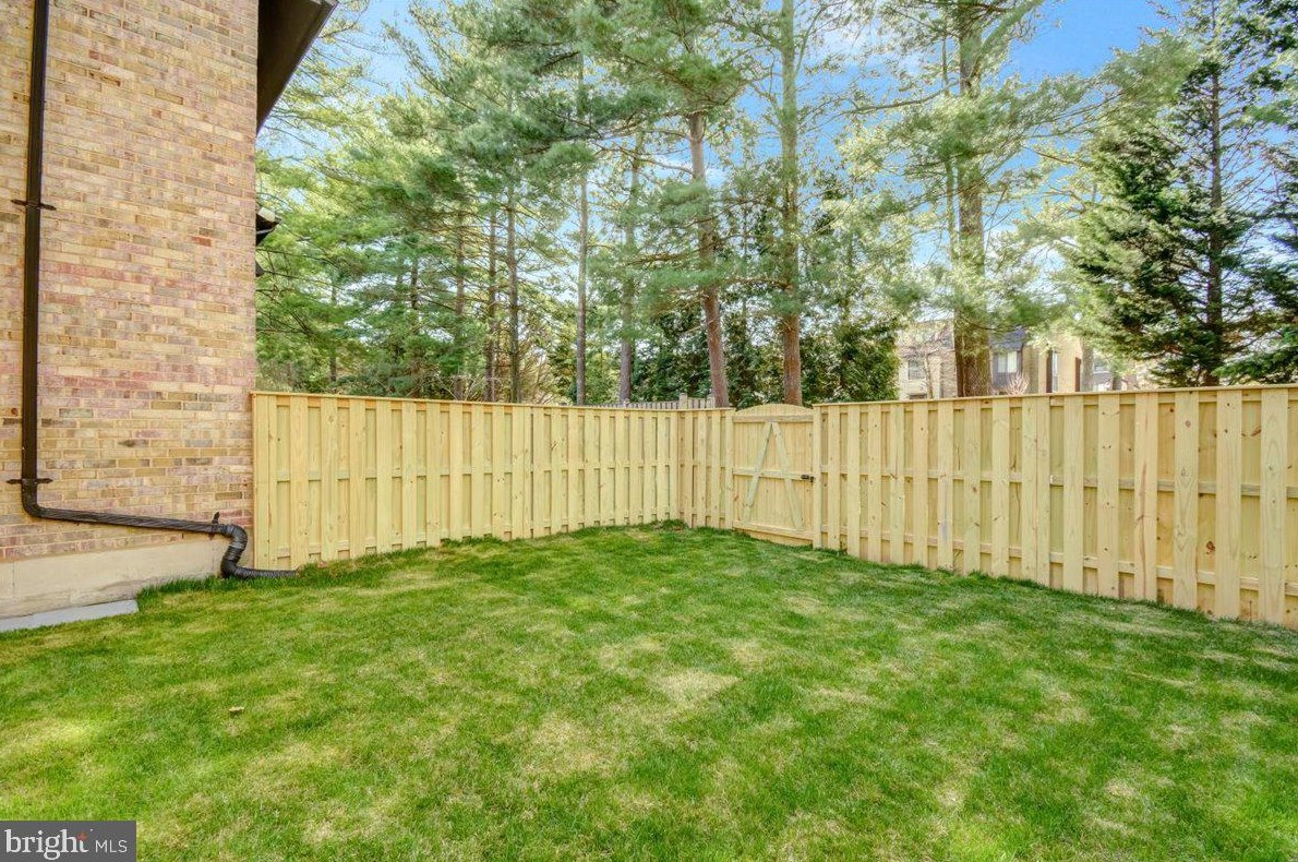 9842 Dairyton Ct, Gaithersburg MD 20886-1102 exterior