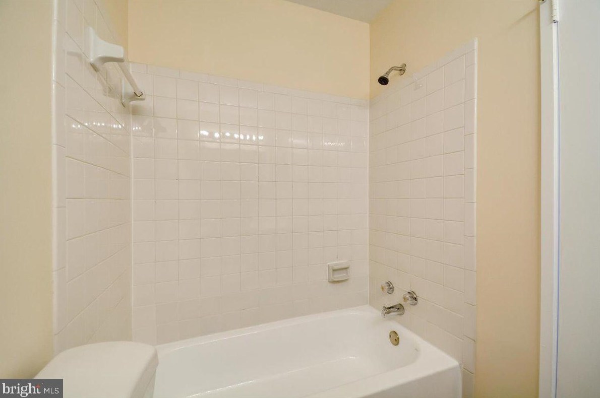 9842 Dairyton Ct, Gaithersburg MD 20886-1102 exterior