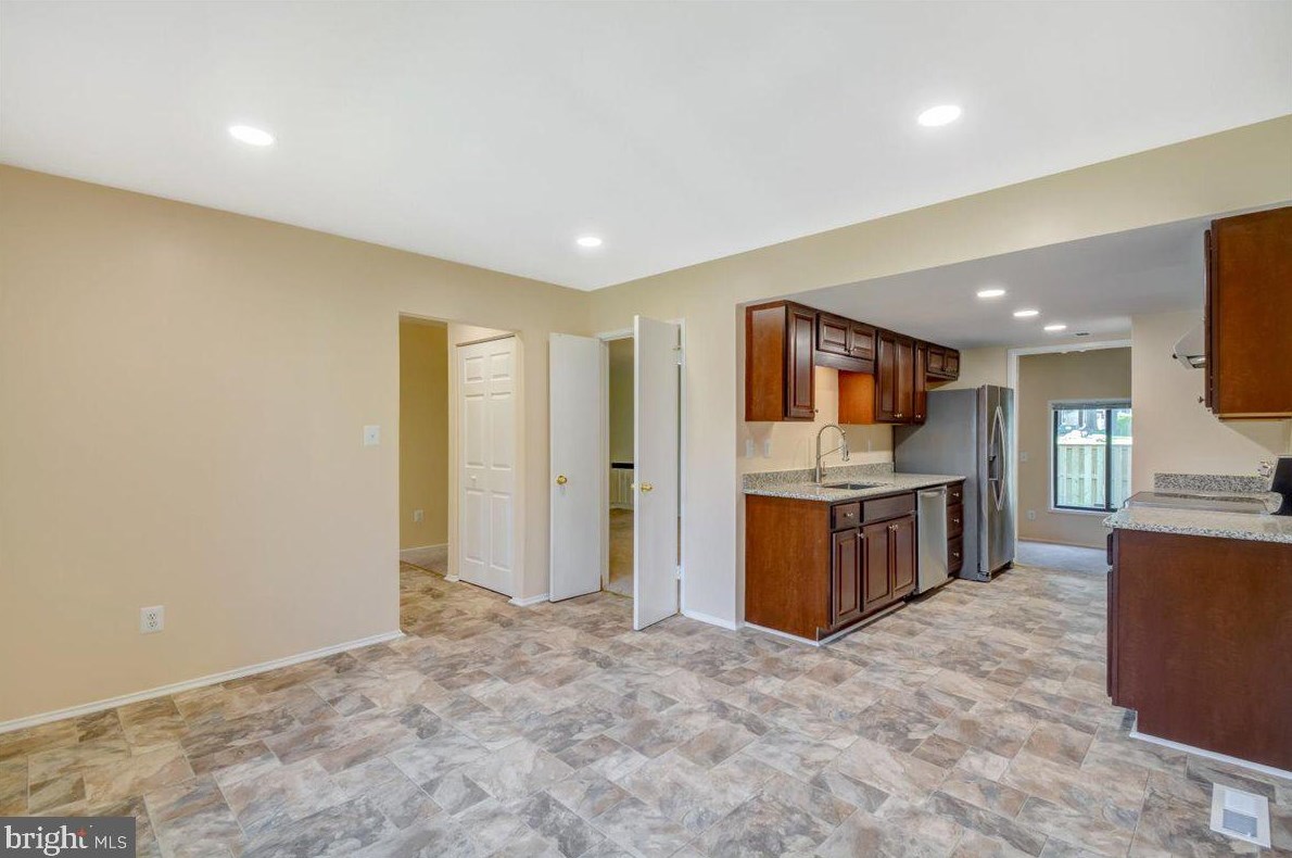 9842 Dairyton Ct, Gaithersburg MD 20886-1102 exterior