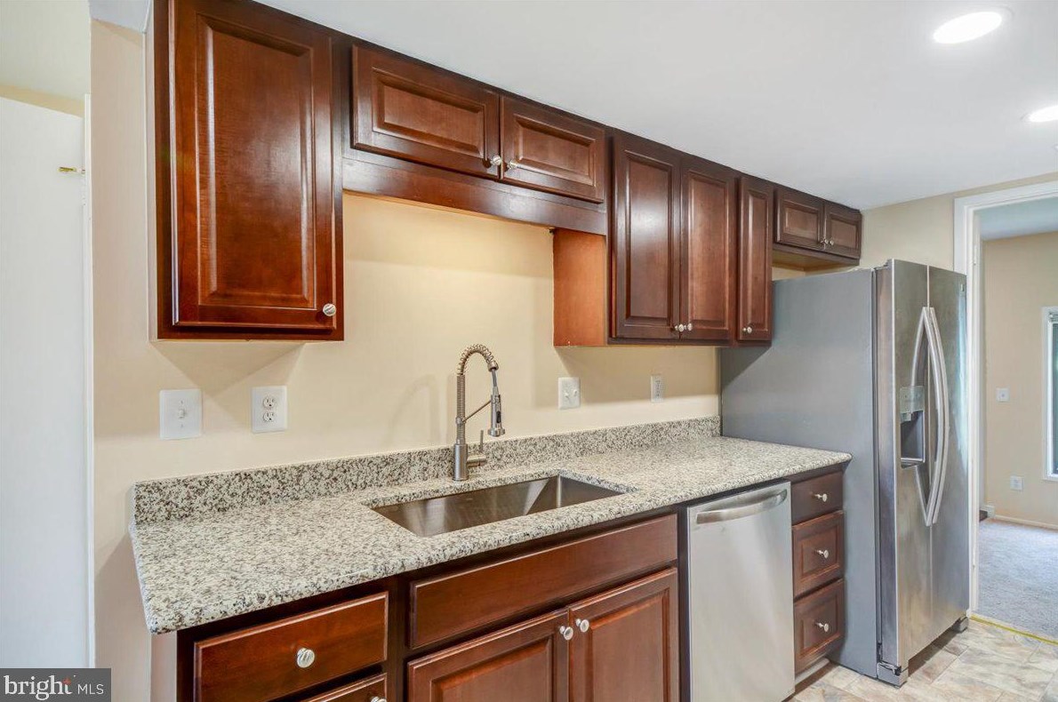 9842 Dairyton Ct, Gaithersburg MD 20886-1102 exterior